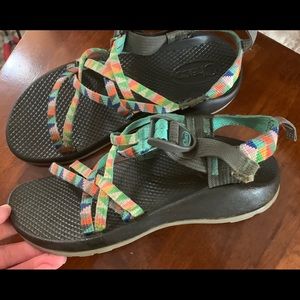 Chaco juniors sz 5 sandals shoes